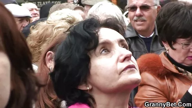 sexo en grupo con madura italiana metiendole el dedo por el culo