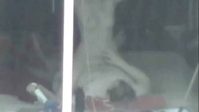 Abbie Cat se pajea cojiendo ano en el baño