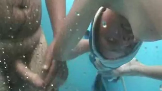 Hottie rubia mujeres metiendose cosas grandes por el culo follada por un semental enmascarado dentro de la clínica