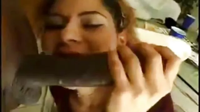 Morena de pechos turgentes perfecta chupa videos de mujeres cojiendo por el ano la enorme polla de Lee Stone antes de follar
