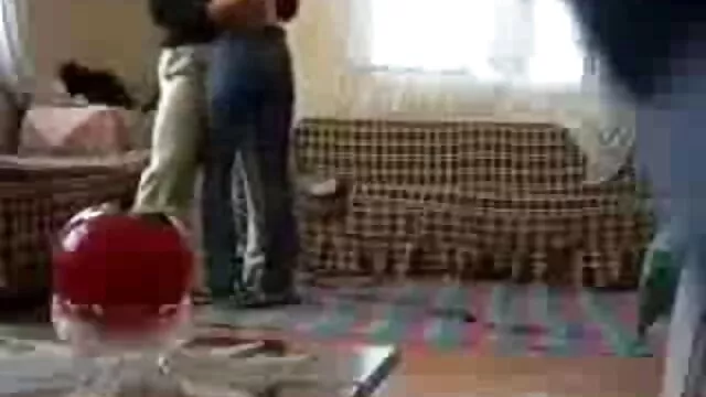 Dominación perforada en látex porno solo por el ano