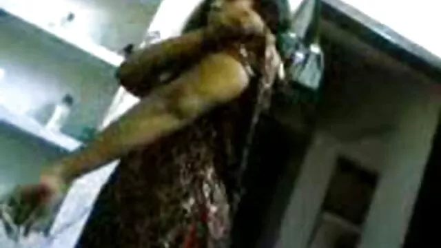 Red hot metiendose cosas en el ano Aya en lencería rosa y negra