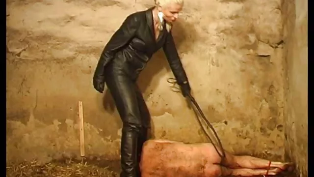hermosa esposa de pelo negro obtiene metiendose cosas por el ano una buena cogida en casa