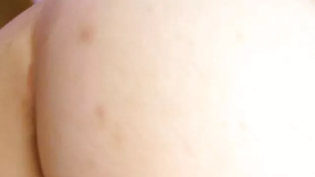 Adolescente con gafas jugando xxx videos por el ano con grandes tetas en Skype