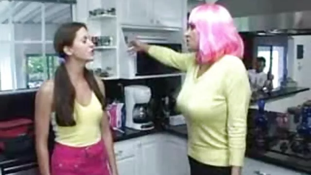 Cindy Picardie en une partie a quatre mujeres metiendose cosas por el ano