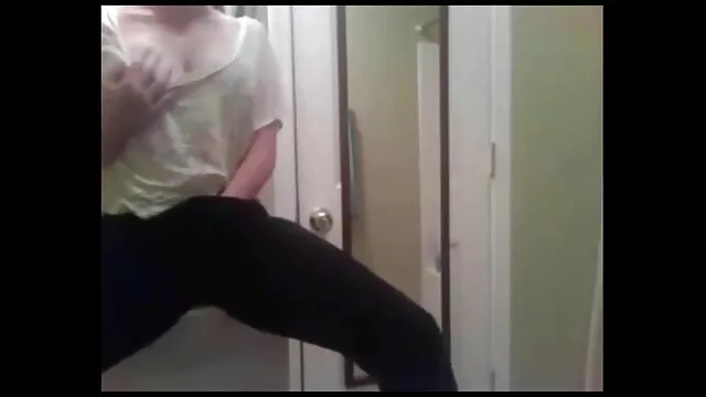 Chica caliente de fumar tirando de una polla dura por el ano xxx