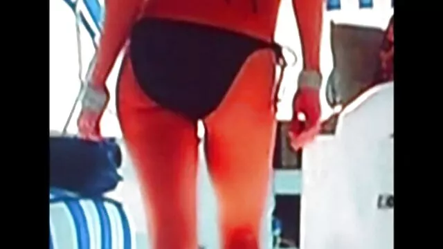 Chica vintage metiendole el dedo por el culo seduce al hombre