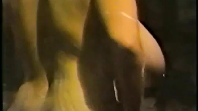 Nena xxx porno por el ano caliente se abalanza y agarra dos pollas