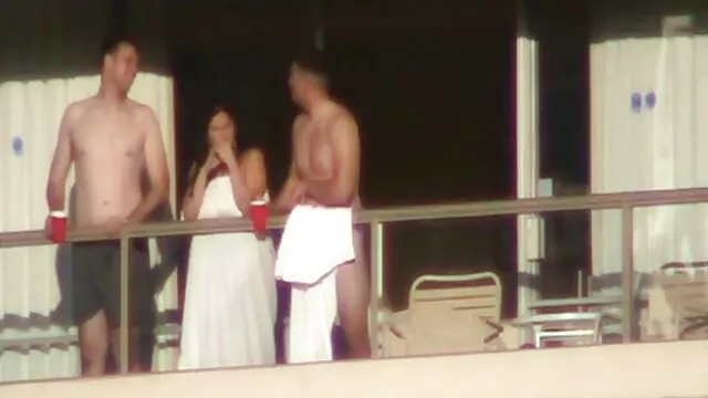 chica universitaria caliente se la follan duro metiendose cosas por el ano en casa