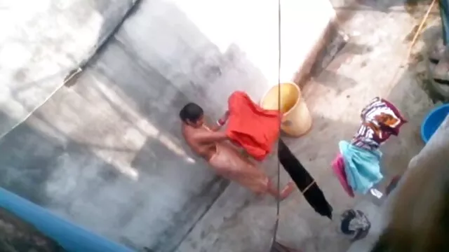 Chica alta se burla y ordeña duro por el ano xxx a un hombre bajo seco !!