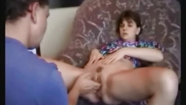 Joven puta chupa y traga semen cojiendo x el ano